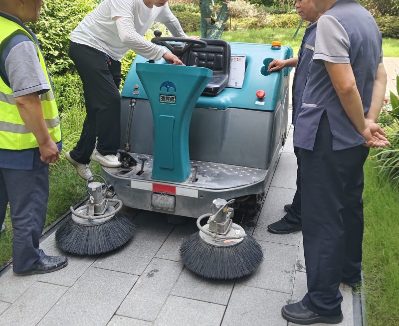 025年物业用扫地车选购指南：价格、性能与性价比全解析"